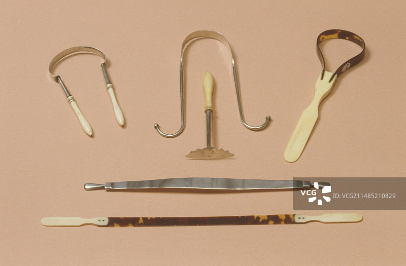 19世纪的六个刮舌器图片素材