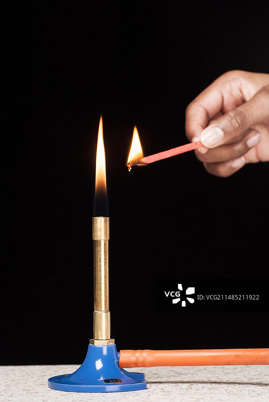 用本生火焰点燃木片图片素材