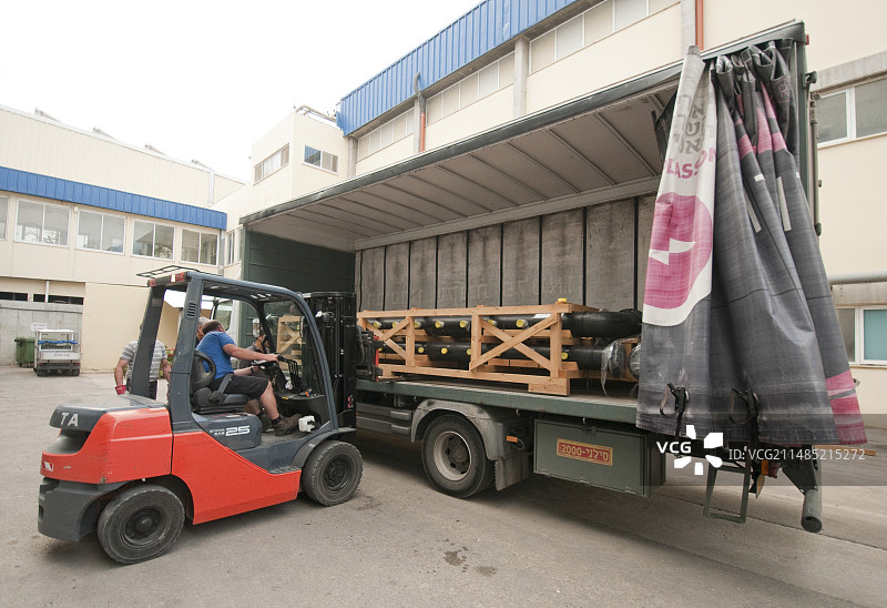 叉车装载卡车图片素材