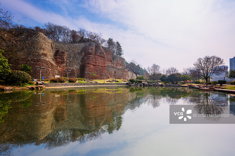 春日光影中的鬼脸城+石头城遗址公园（南京）图片素材