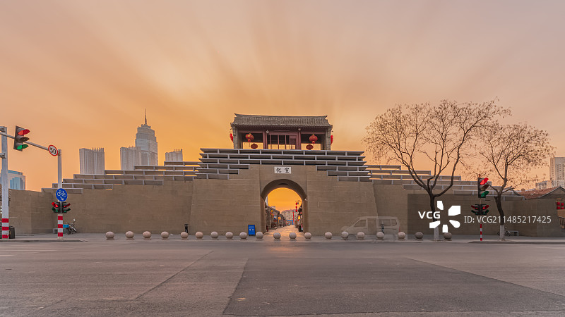 山东省烟台市芝罘区所城里宣化门朝霞城市建筑风光图片素材