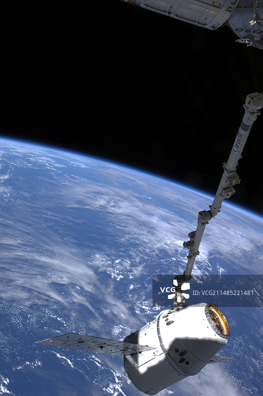 国际空间站上的SpaceX龙飞船图片素材