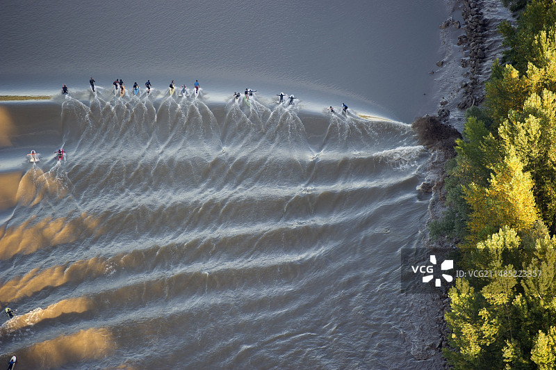 加龙河涌潮上的冲浪者图片素材
