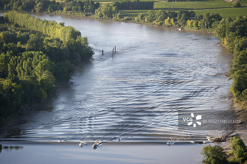 加龙河涌潮上的船只图片素材