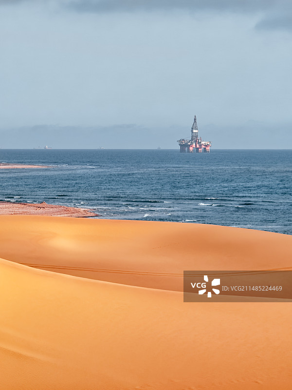 纳米比亚·沙漠与海上油田图片素材