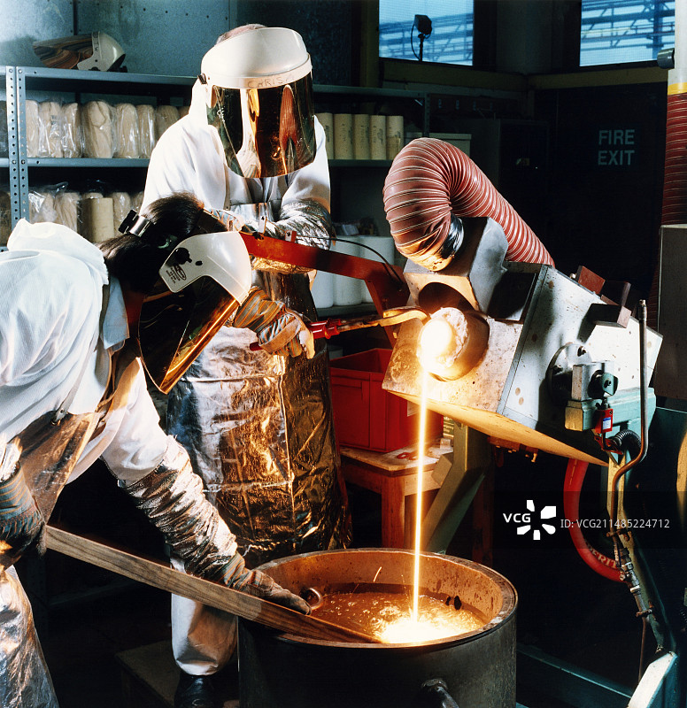 铂铱千克砝码浇铸图片素材