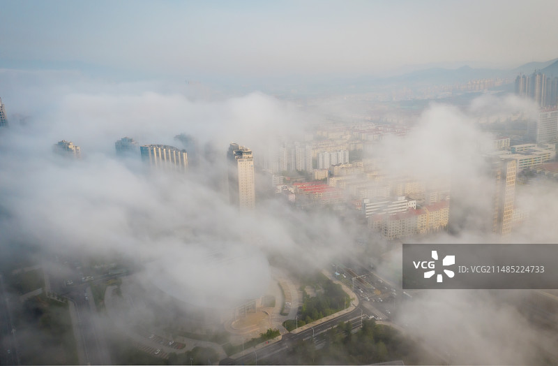 雾锁城市文化中心图片素材