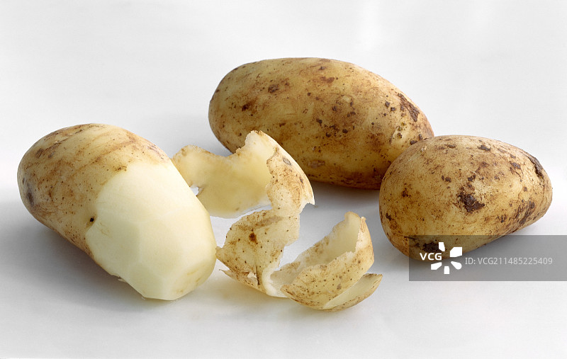 未削皮和已削皮的土豆图片素材