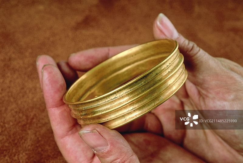 青铜时代金手镯图片素材