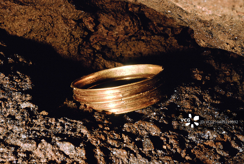 青铜时代金手镯图片素材