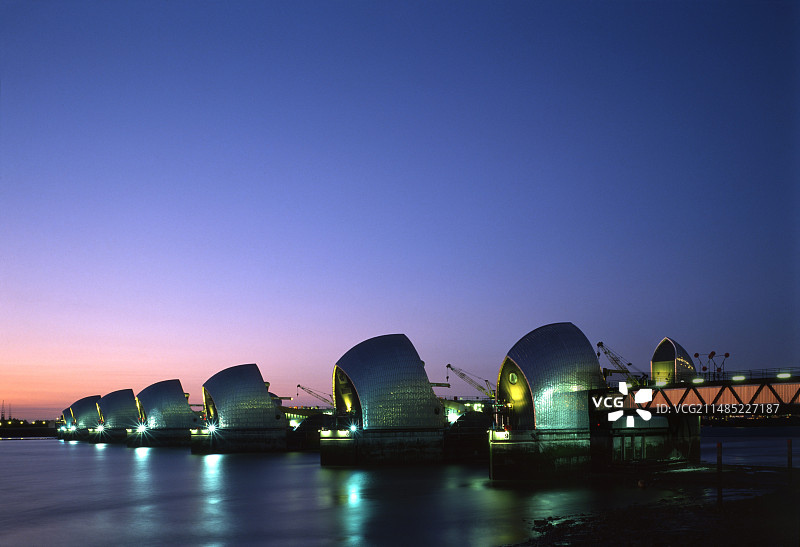 黄昏下的泰晤士河防洪闸图片素材