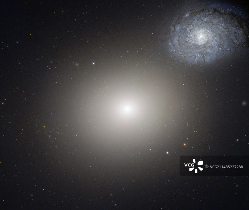 星系对Arp 116，哈勃太空望远镜图像图片素材