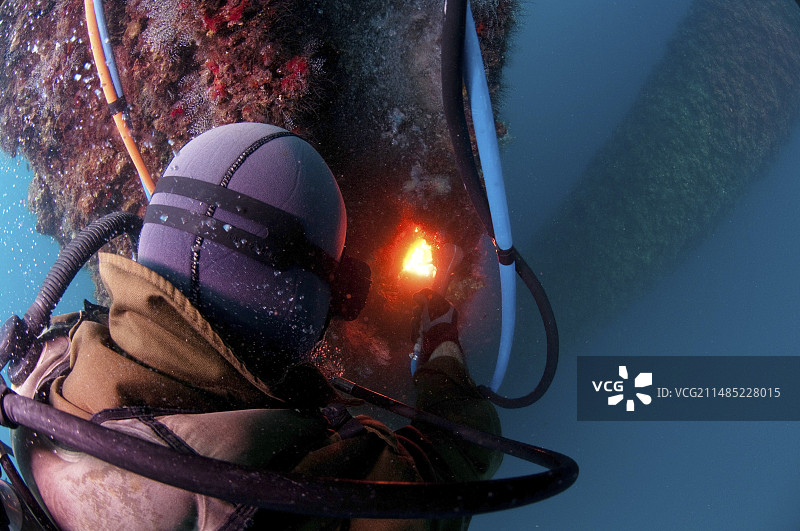 工作中商业潜水员图片素材