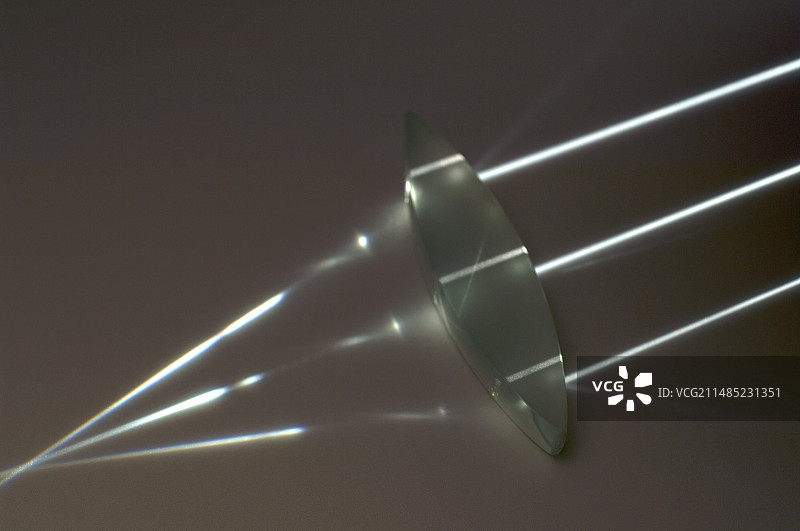 光线与凸棱镜图片素材