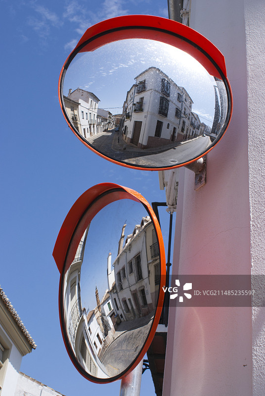 十字路口的凸面交通镜图片素材