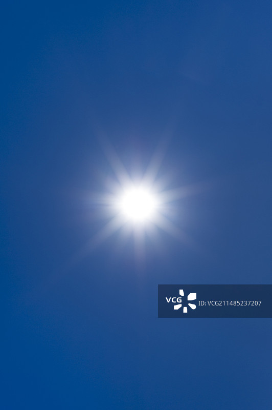 蓝天中的太阳图片素材