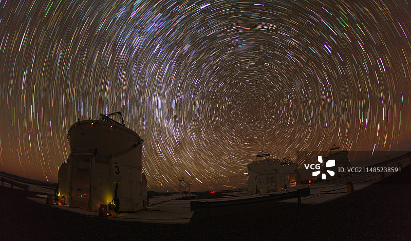 星轨下的帕拉纳尔天文台图片素材