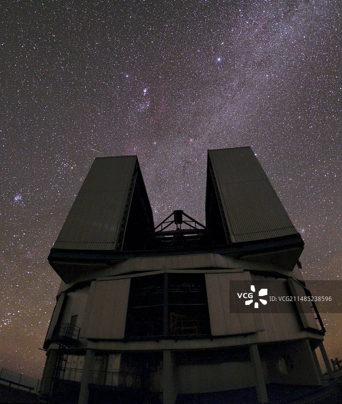 夜晚的超大型望远镜图片素材