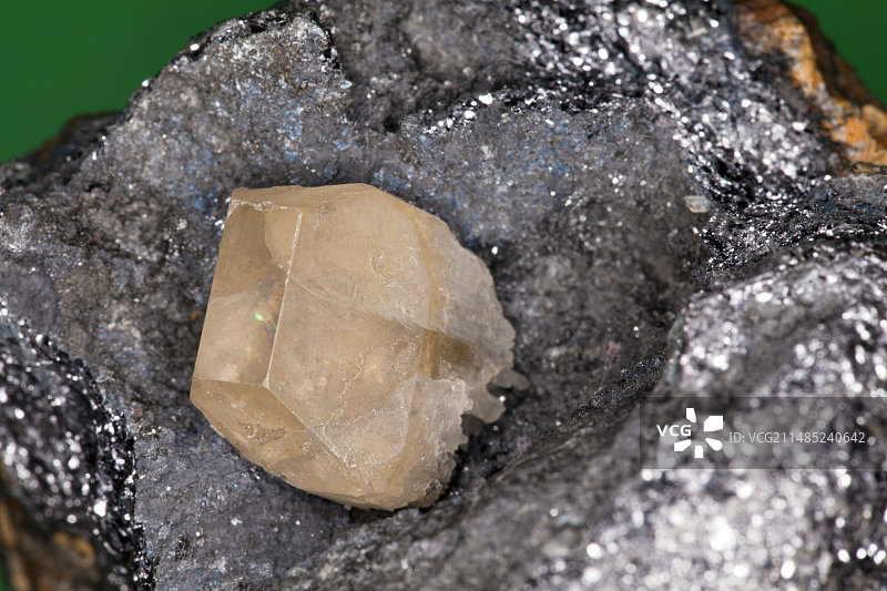 光气铅矿中的白磷铅矿图片素材