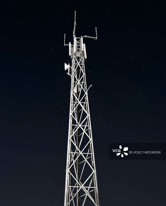 夜间通信塔图片素材