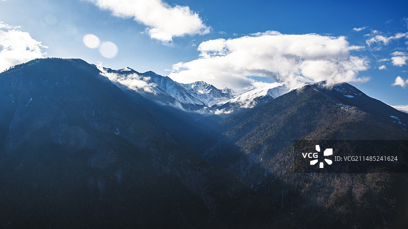 日落时分在雾浓顶观景台远眺白马雪山图片素材