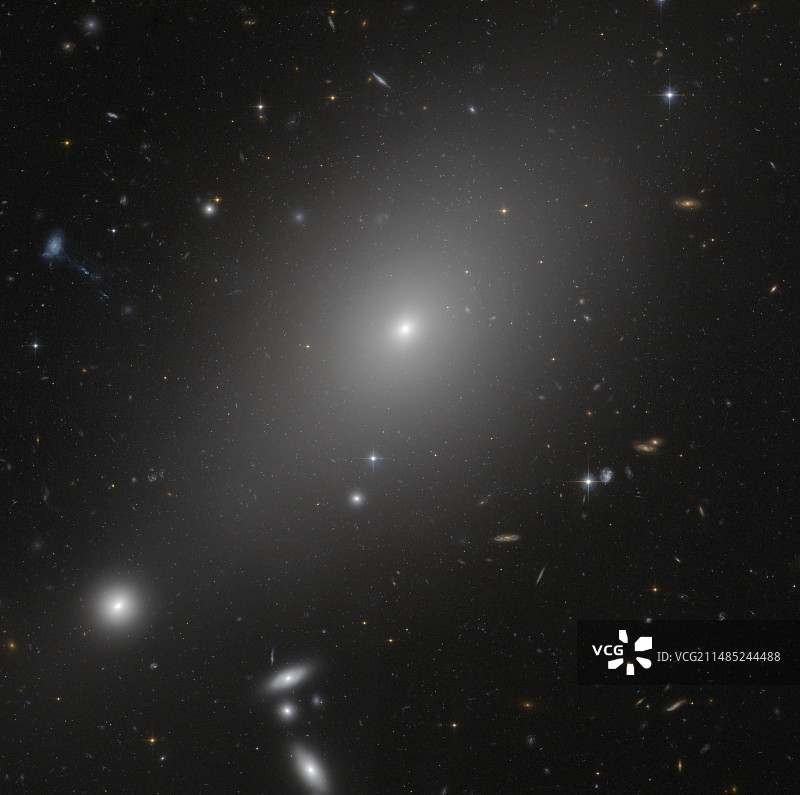 巨型椭圆星系，哈勃太空望远镜图像图片素材