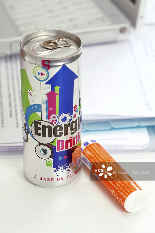 能量饮料和维生素药丸图片素材