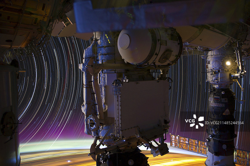 从太空看国际空间站和星迹图片素材