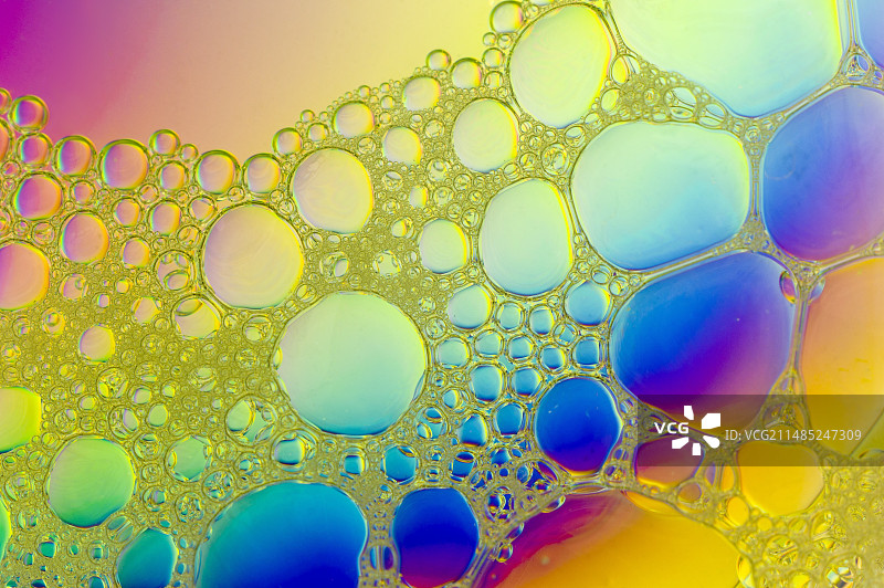 橄榄油中的水滴图片素材