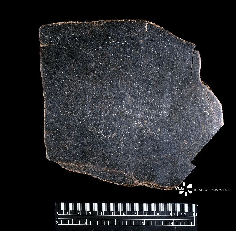 棕地陨石碎片图片素材