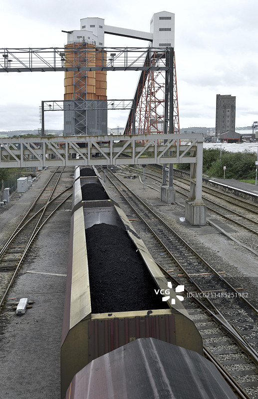 煤炭列车装载中图片素材