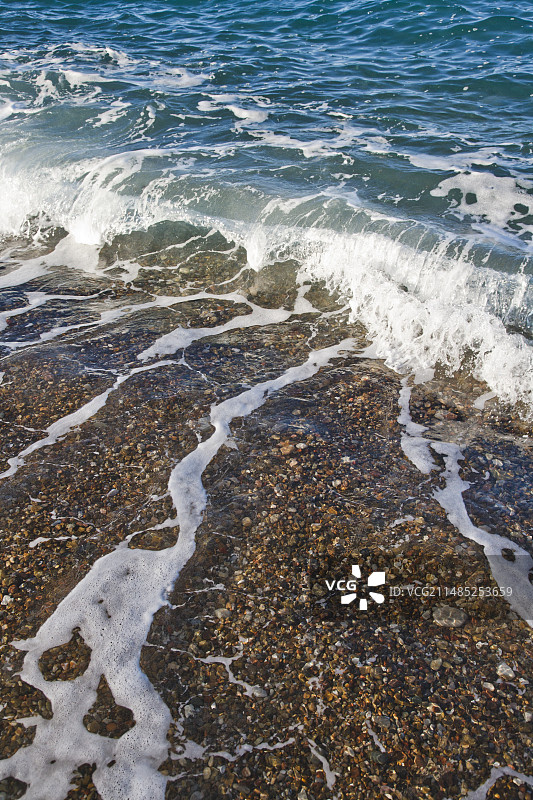 海浪拍打沙滩图片素材