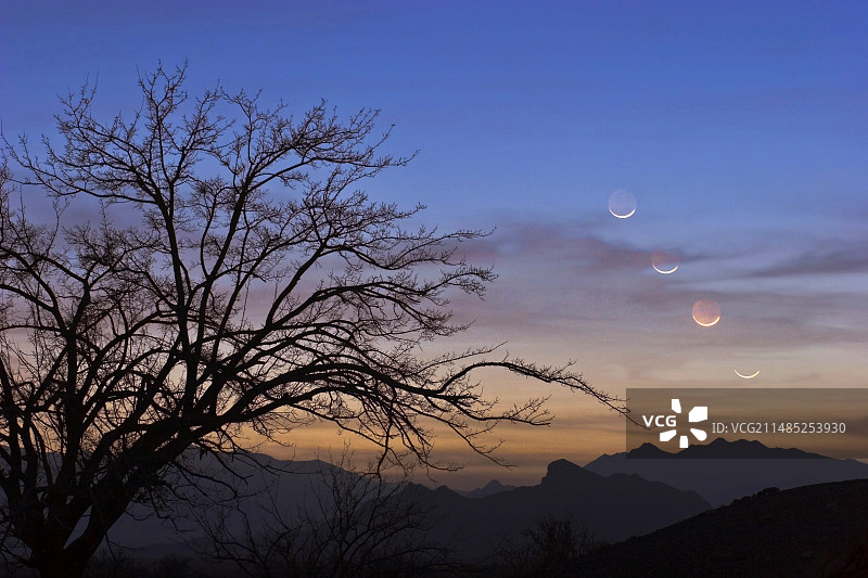 群山上的月亮落下图片素材