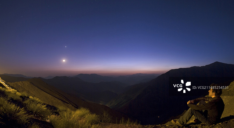 伊朗群山之上的傍晚天空图片素材