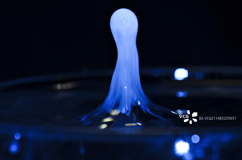 高速闪光摄影下的水滴图片素材