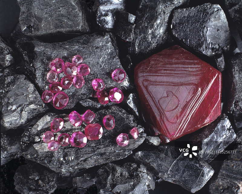红宝石晶体和宝石图片素材