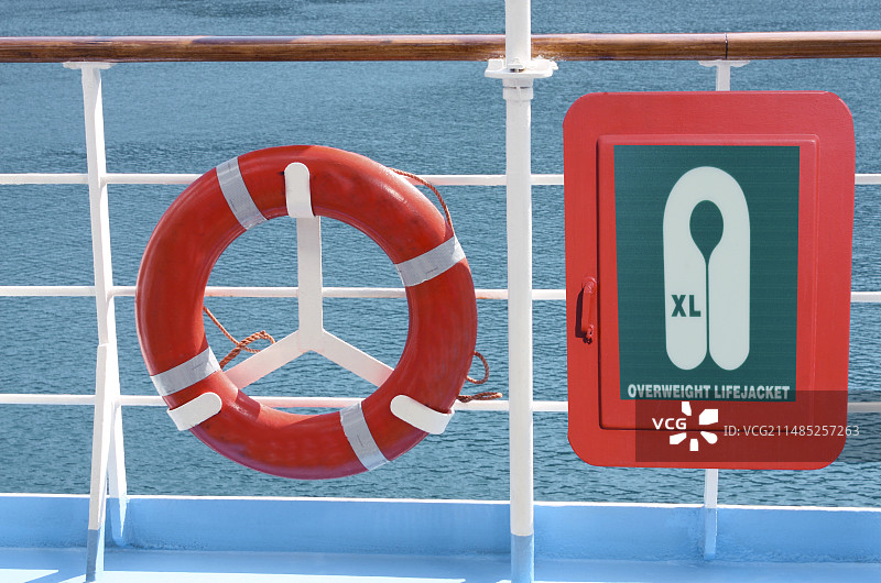 船上的救生设备图片素材