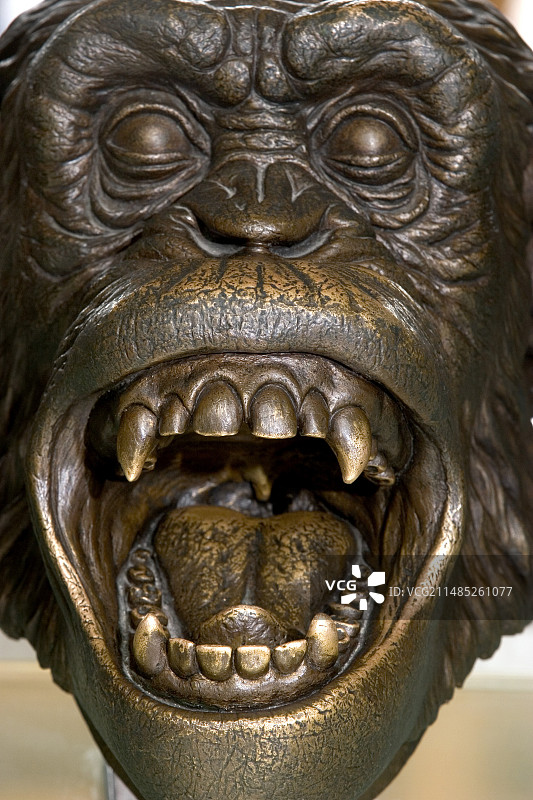 黑猩猩头部青铜雕塑图片素材