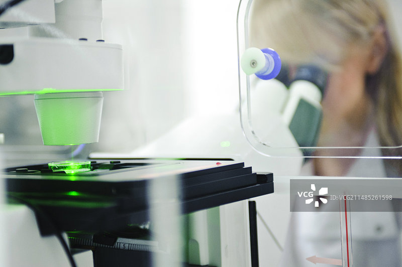 科学家使用显微镜图片素材