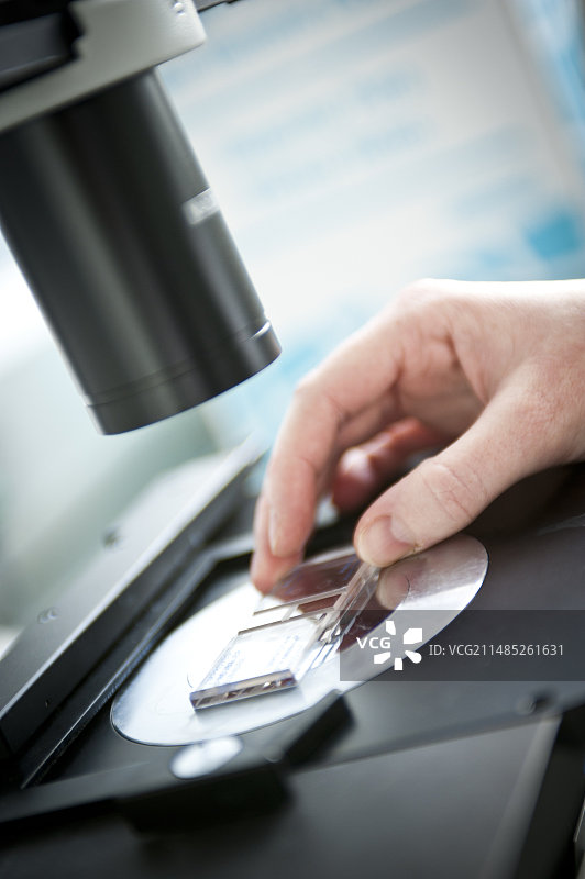 科学家使用显微镜图片素材