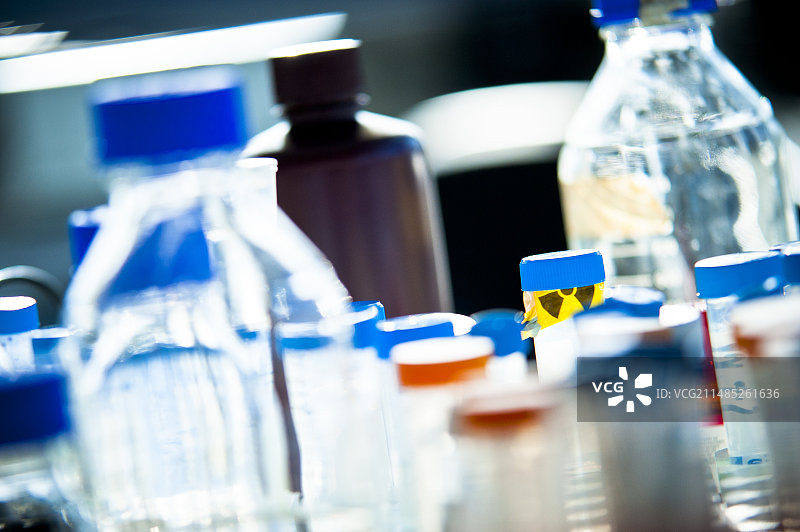 实验室中的各种玻璃器皿图片素材