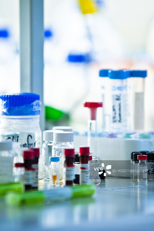 实验室中的各种玻璃器皿图片素材