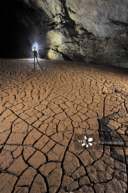 婆罗洲泥土地面的洞穴图片素材