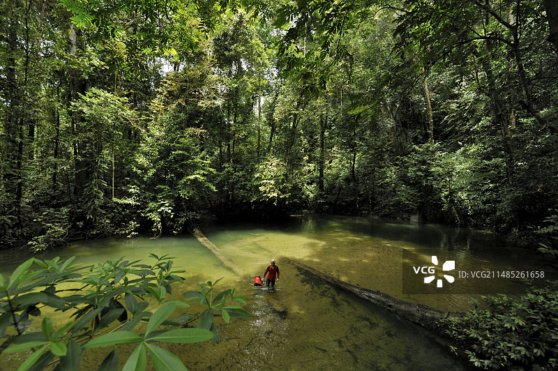 婆罗洲的洞穴出口泻湖图片素材