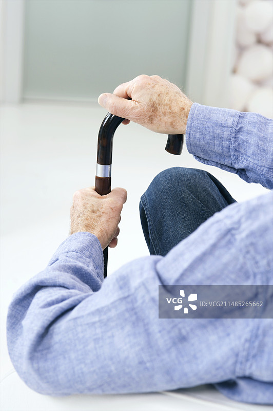 年长的男人拄着拐杖图片素材