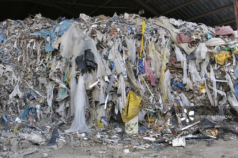 从垃圾箱里清理出来的废弃物图片素材