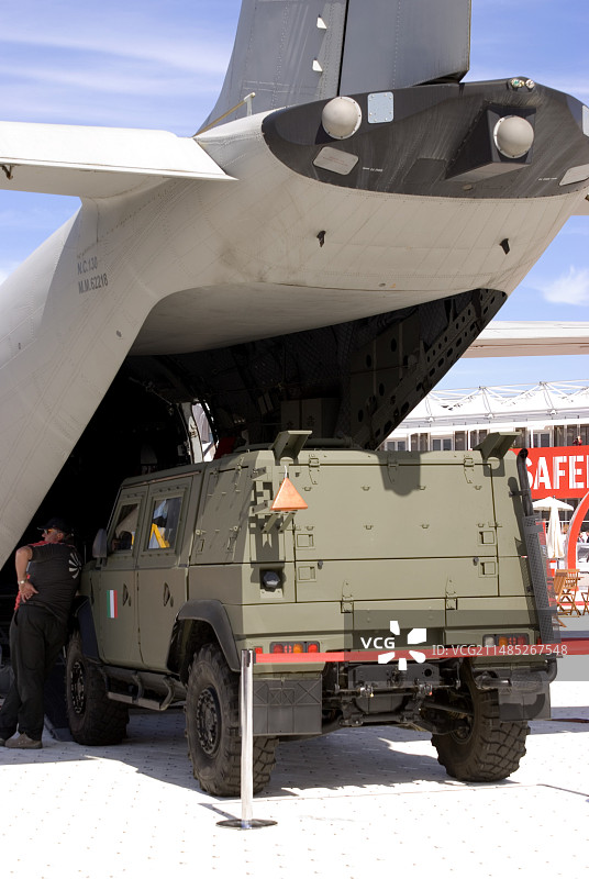 军用车辆和运输机图片素材