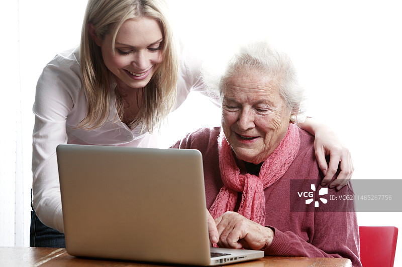 老年妇女学习使用笔记本电脑图片素材