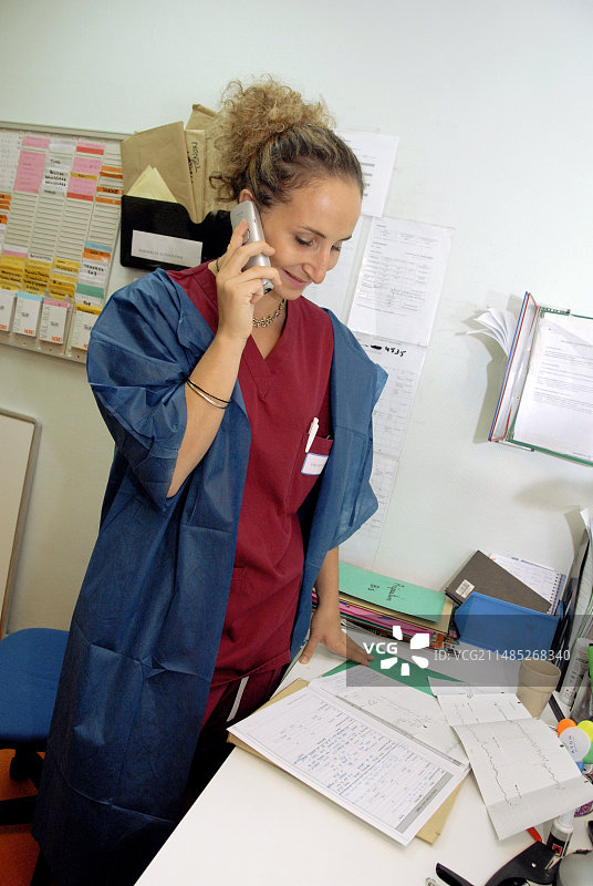 电话中的产科护士图片素材