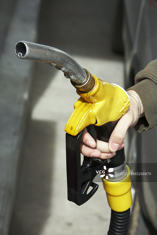 女人手持燃油泵图片素材